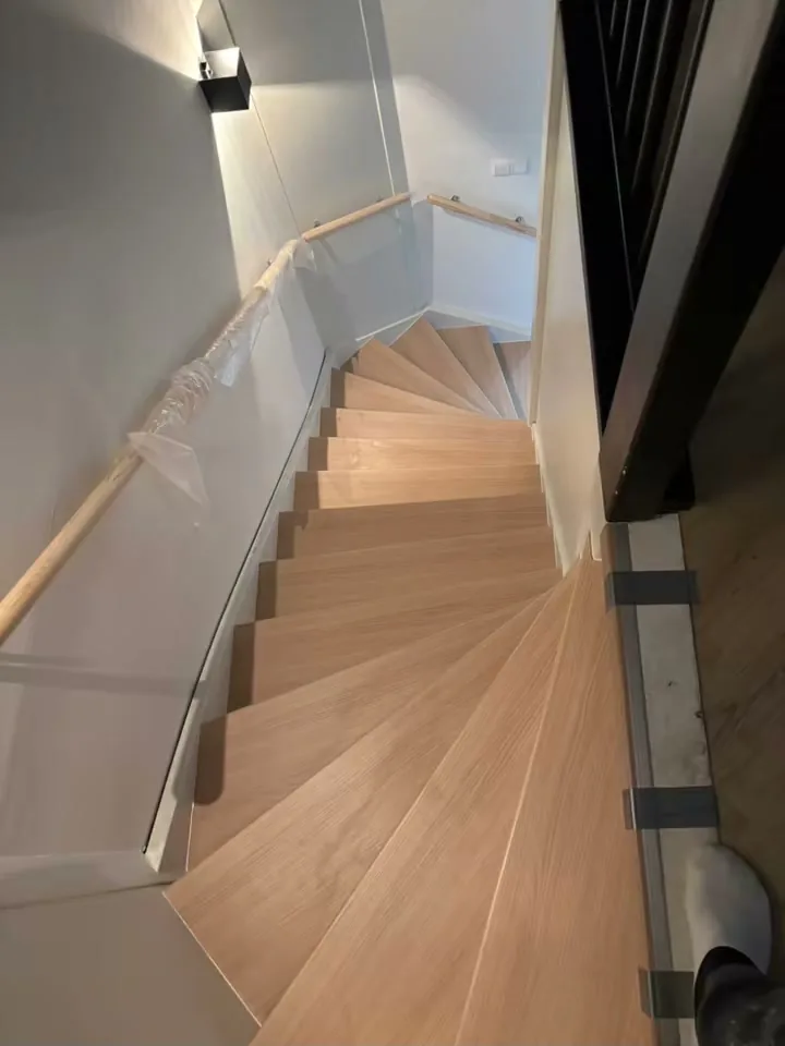 Eiken trap met glazen balustrade Den Haag