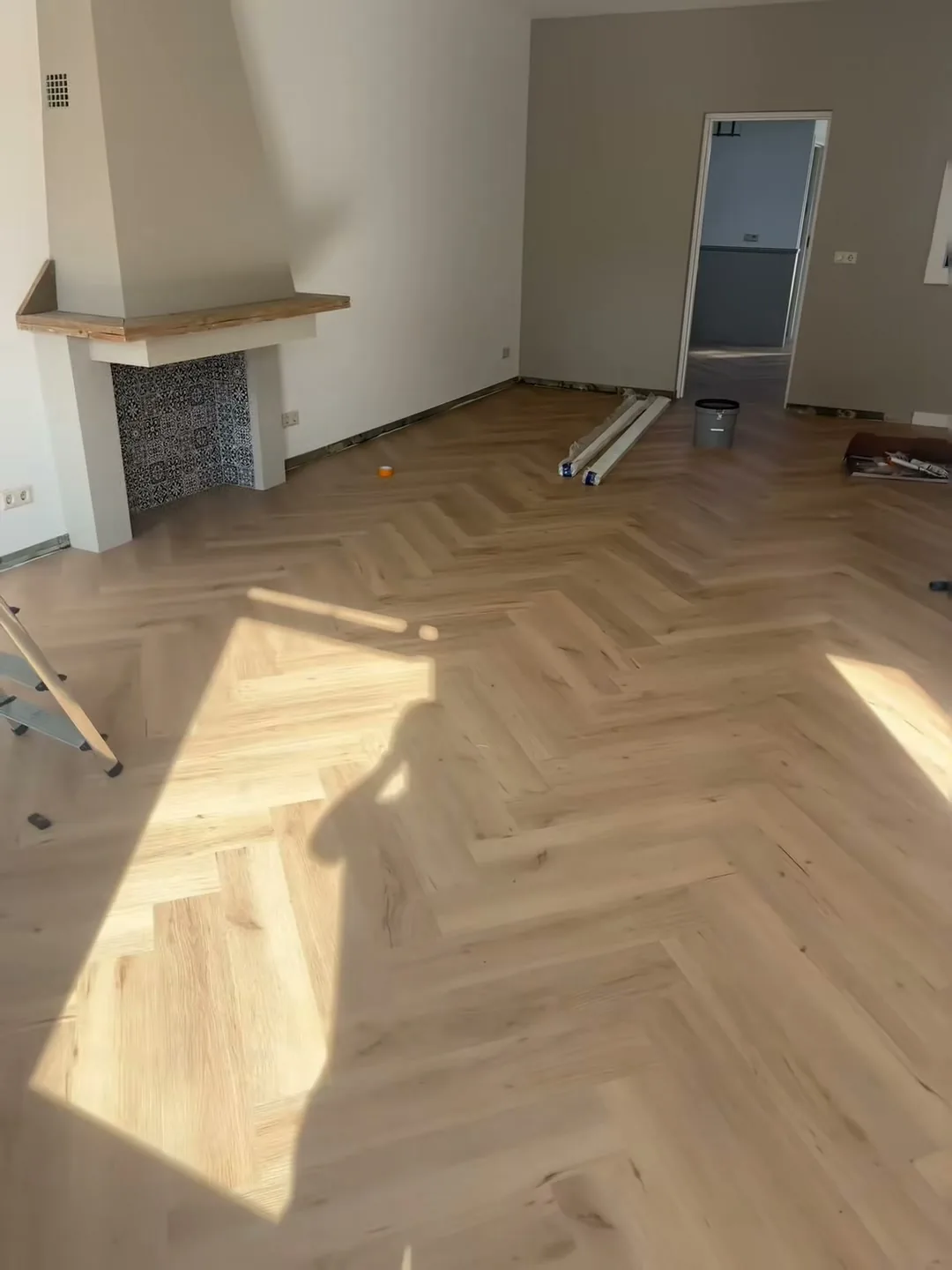 Visgraat vloer met zonlicht Den Haag