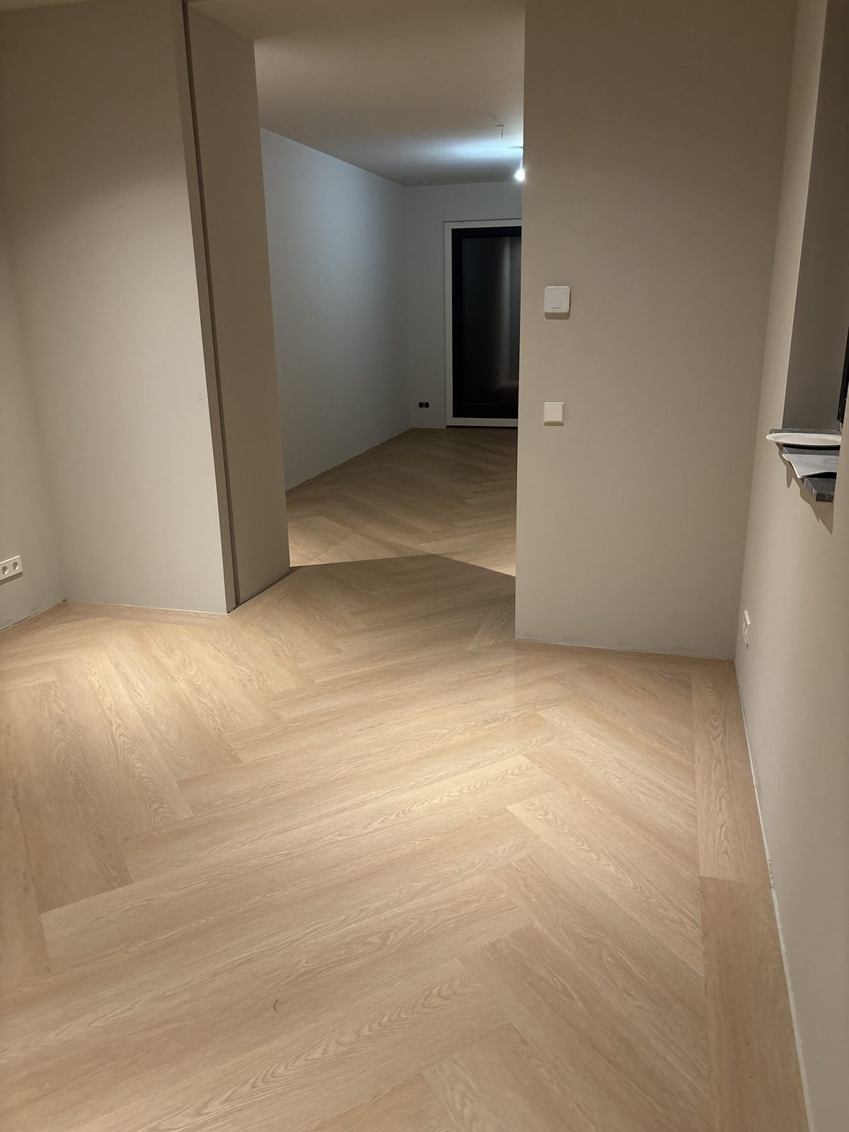 Lichte dinograat PVC vloer met doorkijk Den Haag