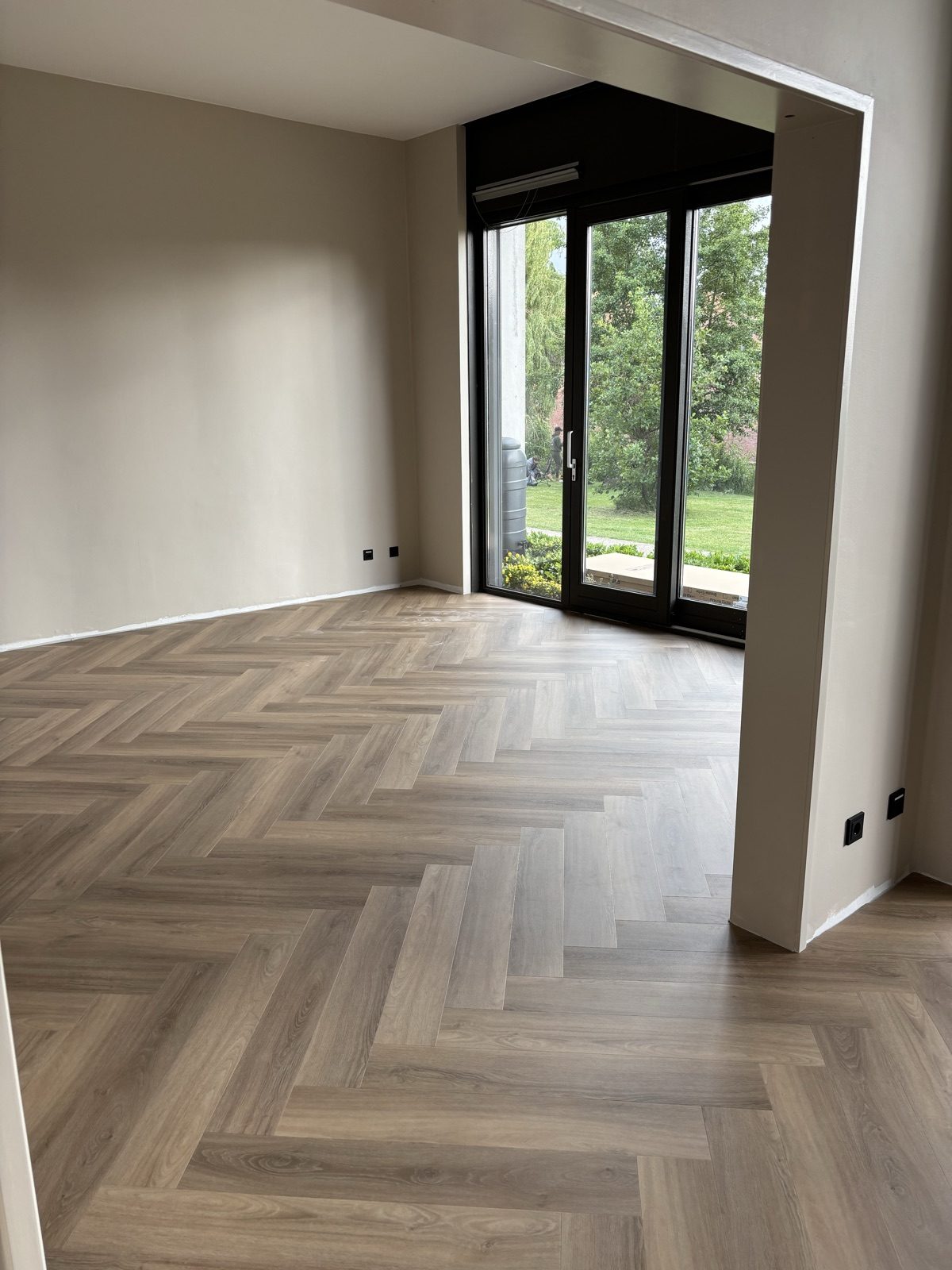 Visgraat PVC vloer met tuinzicht Den Haag